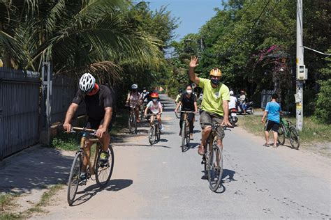  Adventure Through the Mekong: A Symphony of Resilience and Hope in The Abandoned Village